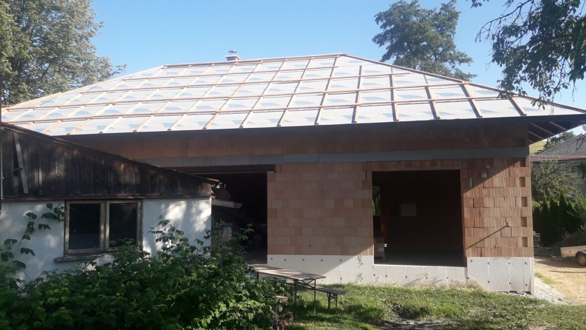 Provizorní zakrytí střechy má specifické nároky, proto se pro něj nehodí každá fólie