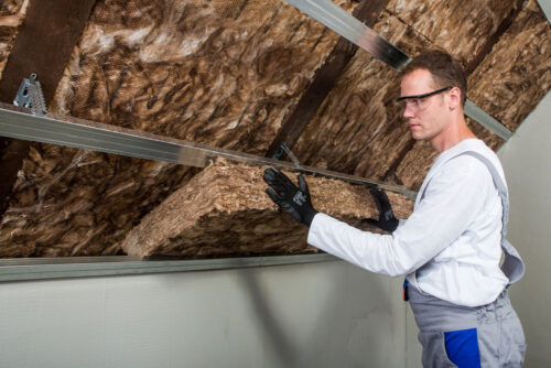Přidání izolace pod krokve střeše výrazně pomůže (zdroj: Knauf Insulation)