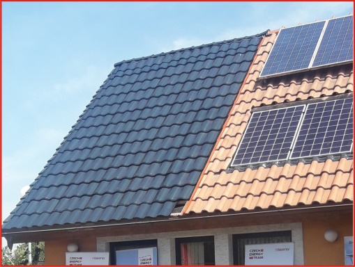 Různé možnosti instalace fotovoltaiky: fotovoltaická krytina (vlevo), běžné fotovoltaické panely (vpravo nahoře) a fotovoltaika zabudovaná do krytiny (vpravo dole)