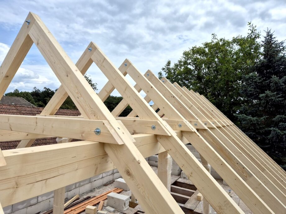 Střešní konstrukce z klasických tesařsky vázaných krovů mají možnost využití podkrovního prostoru i pohledového provedení