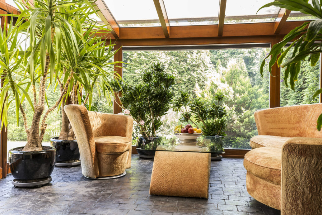 Zimní zahrada, zasklená terasa, balkon nebo lodžie jsou skvělým doplňkem a zvyšují hodnotu jakéhokoliv obydlí (zdroj: Envato)