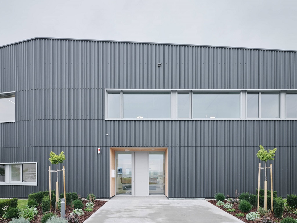 Vlnitá krytina je ideálním řešením pro stavby s plochým a nízkým sklonem, typické například pro moderní industriální a minimalistické objekty