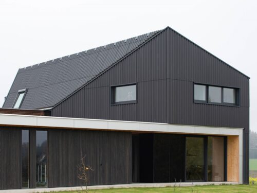 Vlnitý profil desky dodává fasádě plastický vzhled a efekt hry světla a stínu, což přináší originální vizuální dimenzi celému objektu