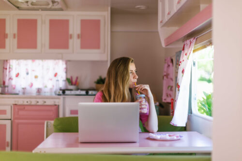 Koupili jste byt či dům, nebo potřebujete vyřešit designové úlety z minulosti? Stačí málo a zvládnete interiér vyladit sami (zdroj: Envato)