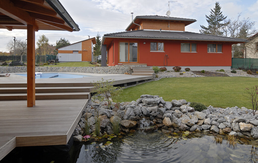 Láska k vodě je na zahradě jasně vidět. Bazén poskytne osvěžení tělesné a malebné jezírko osvěžení duševní a smyslové (zdroj: Pavel Rydl)