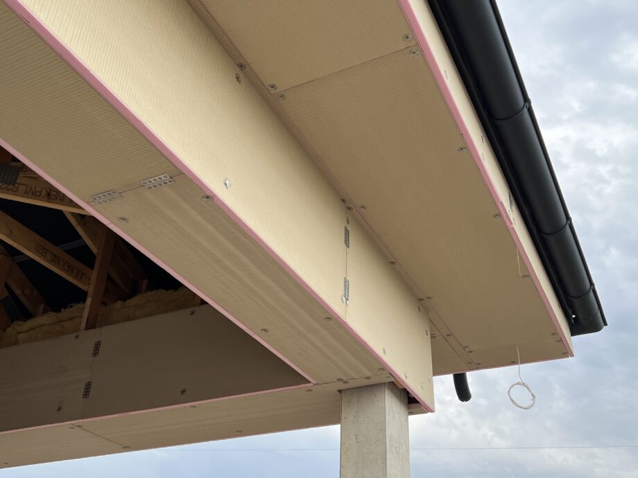 Podhled z desek Austrotherm UNIPLATTE je připravený na finální omítku. Všimněte si pečlivého kotvení, tmelení spojů i připraveného větracího profilu pod okapem. Tahle montáž je čistá práce