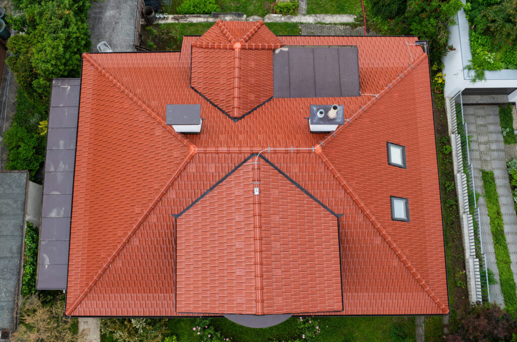 Přehledně a bezpečně – záběr pořízený dronem pomůže technikovi Tondach přesně zaměřit střechu, vyhodnotit její stav a připravit návrh nové skladby včetně doporučení typu krytiny