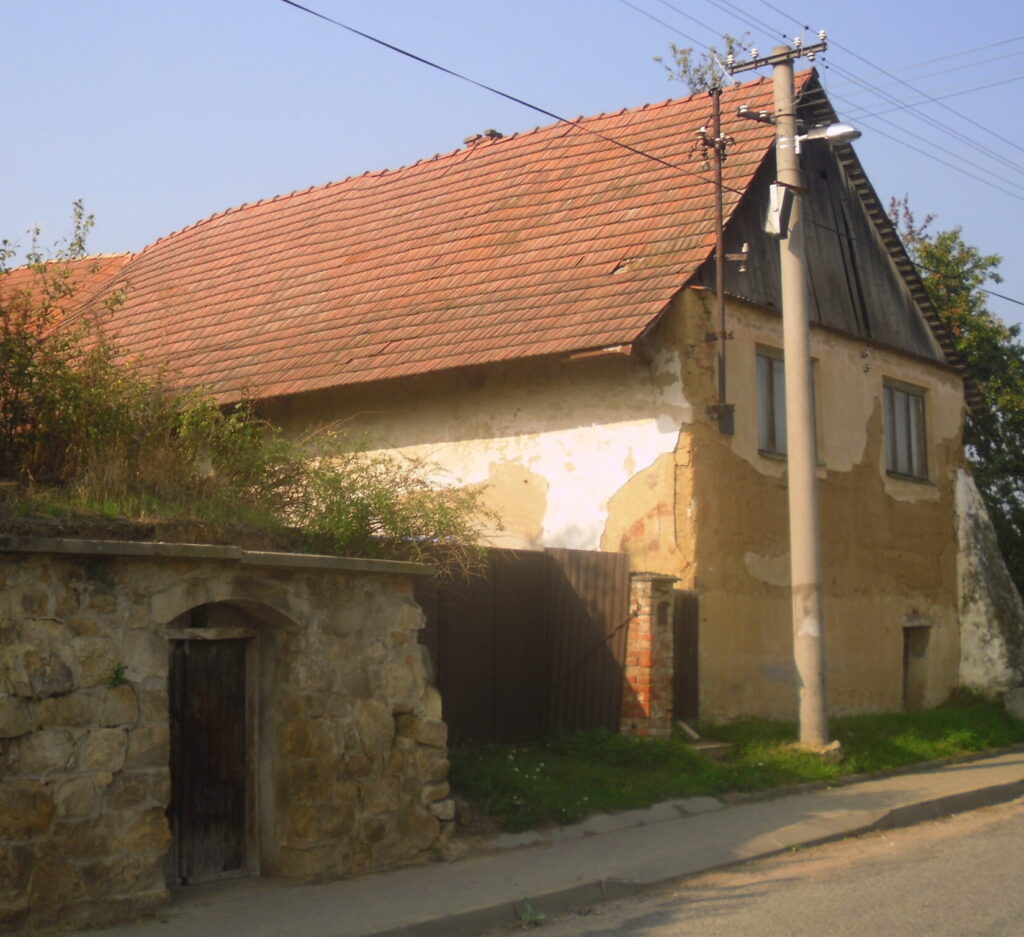 Trhliny na domu z hlíny