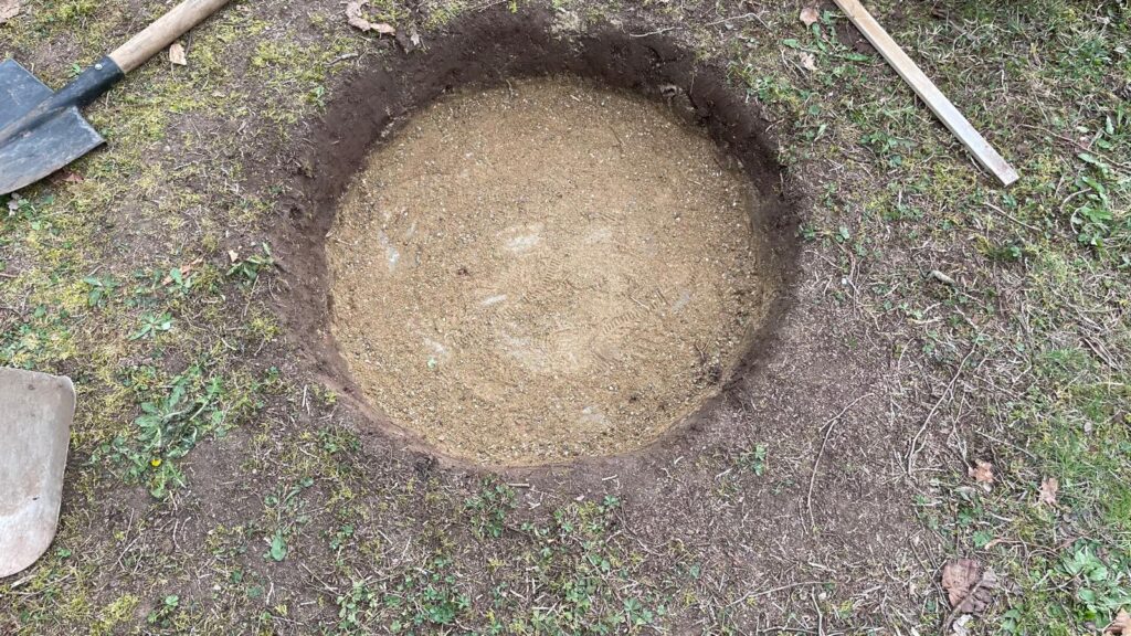 přírodní ohniště na zahradě