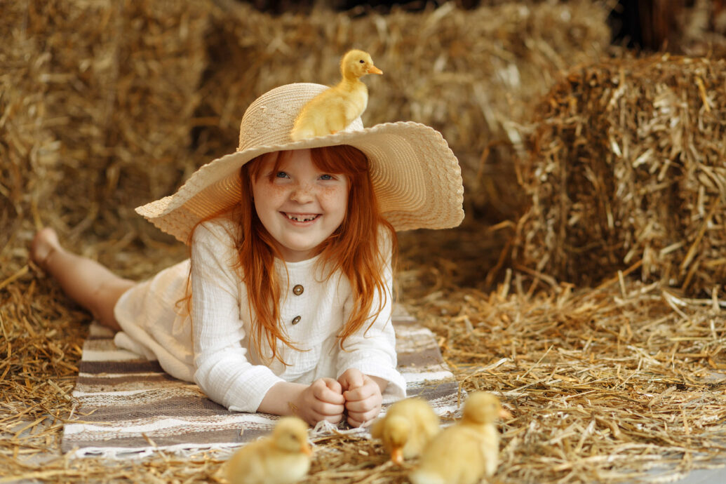 Děti si rychle zamilují péči o slepice a kachny, zvlášť když si na ně mohou sáhnout (zdroj: Envato)
