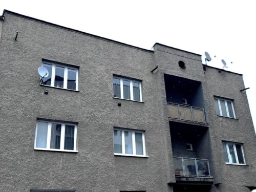 Dům, na kterém si sdružení vlastníků nechalo opravit plochou střechu