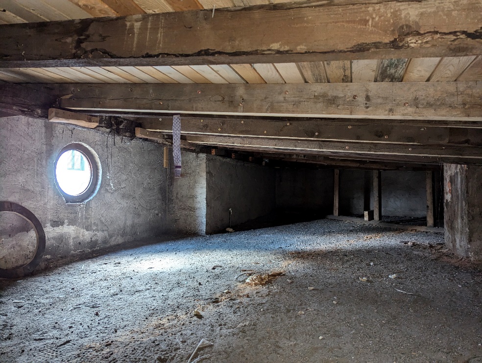 Pohled do nevětraného podstřešního prostoru s jedním neotvíravým oknem