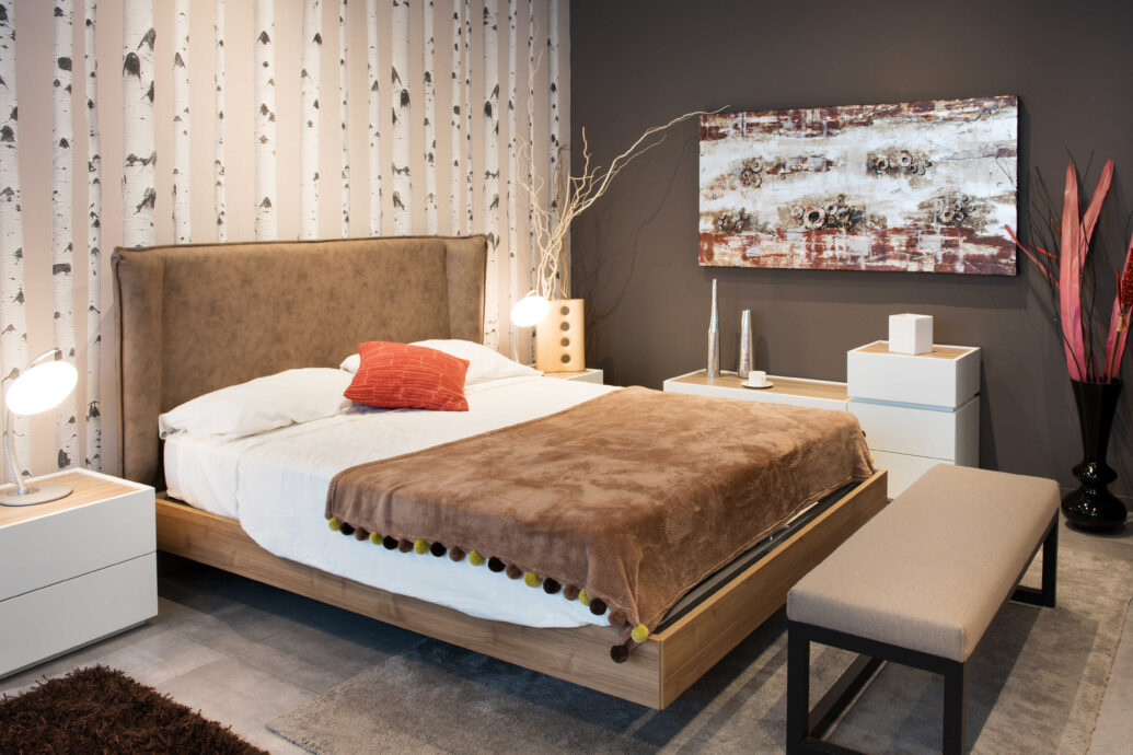 Teplé tóny, měkké textilie a dostatek prostoru kolem postele podporují pocit pohodlí a bezpečí. S čistým vzduchem a při správném osvětlení je pak ložnice místem zdravého odpočinku (zdroj: Envato)