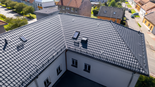 Pohled na střechu s bezpečnostními prvky