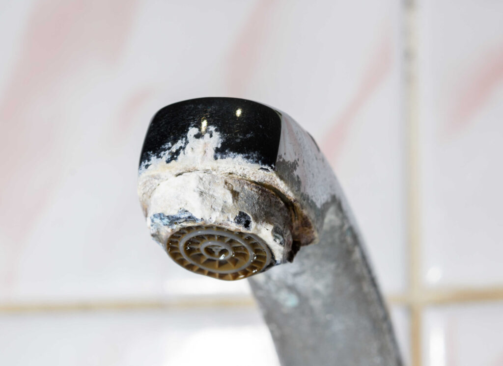 Ucpaný perlátor s masivní vrstvou vodního kamene (zdroj: Envato)