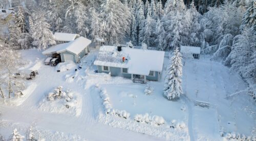 Zasněžený dům se solárními panely (zdroj: Envato)