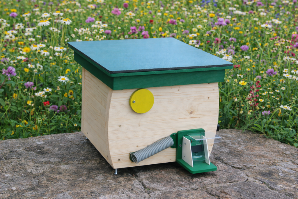 Moderní čmelín pro zahradu (zdroj: ChatGPT)