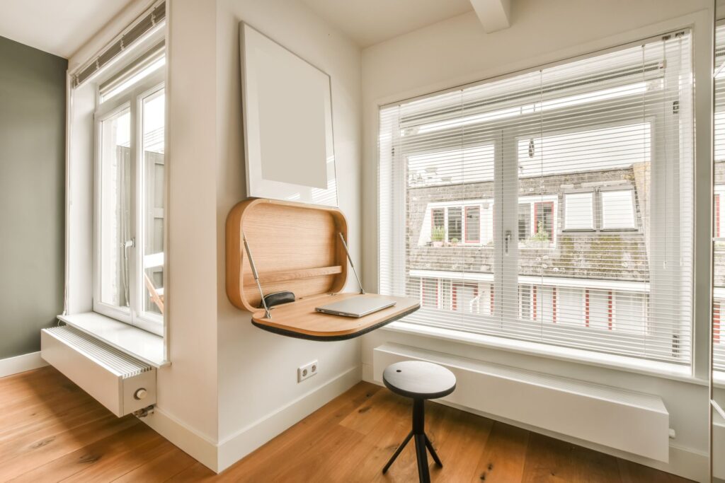 Skládací stolek pro home office (zdroj: Envato)