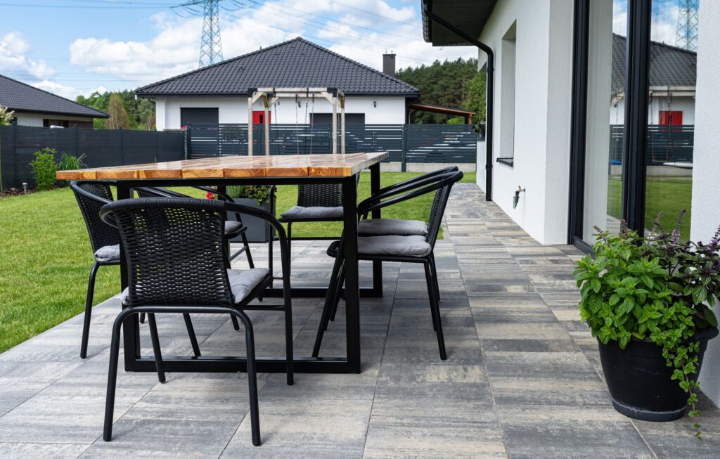 Velkoformátová keramická dlažba o tloušťce 2 cm (zdroj: Envato)