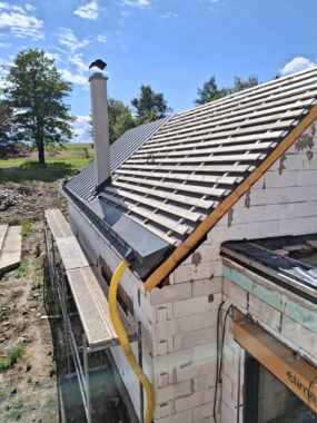Střecha s částečně položenou plechovou krytinou