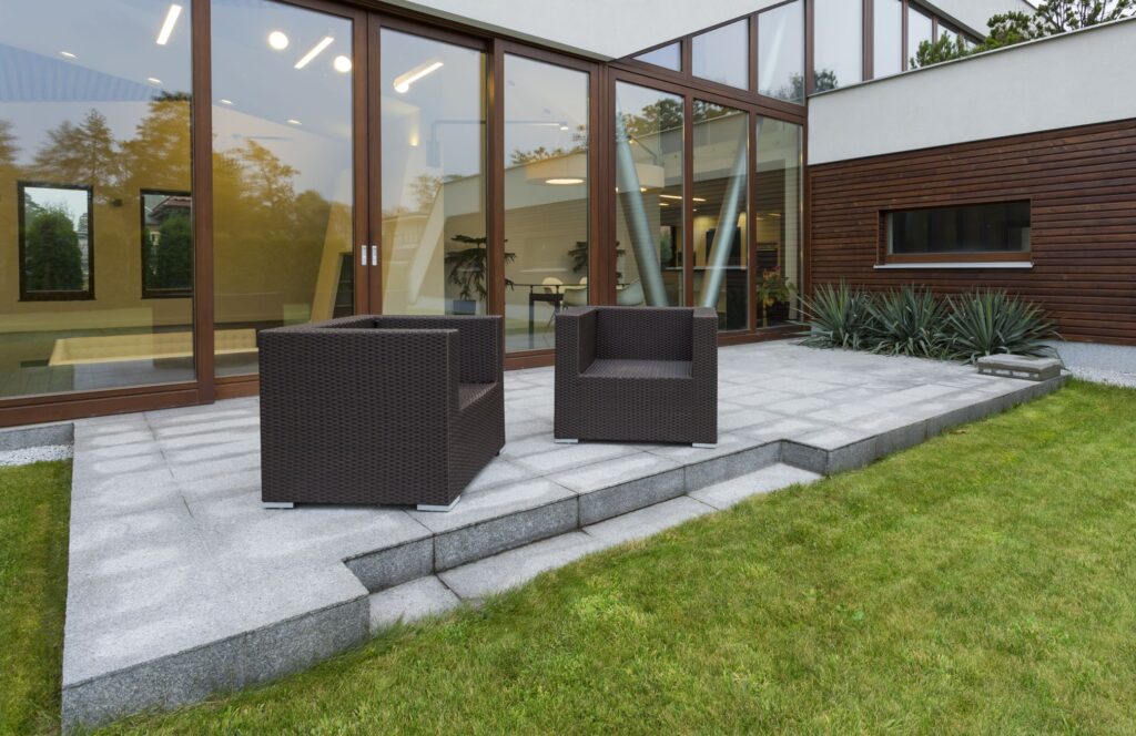 Jednoduchá terasa z betonové dlažby (zdroj: Envato)