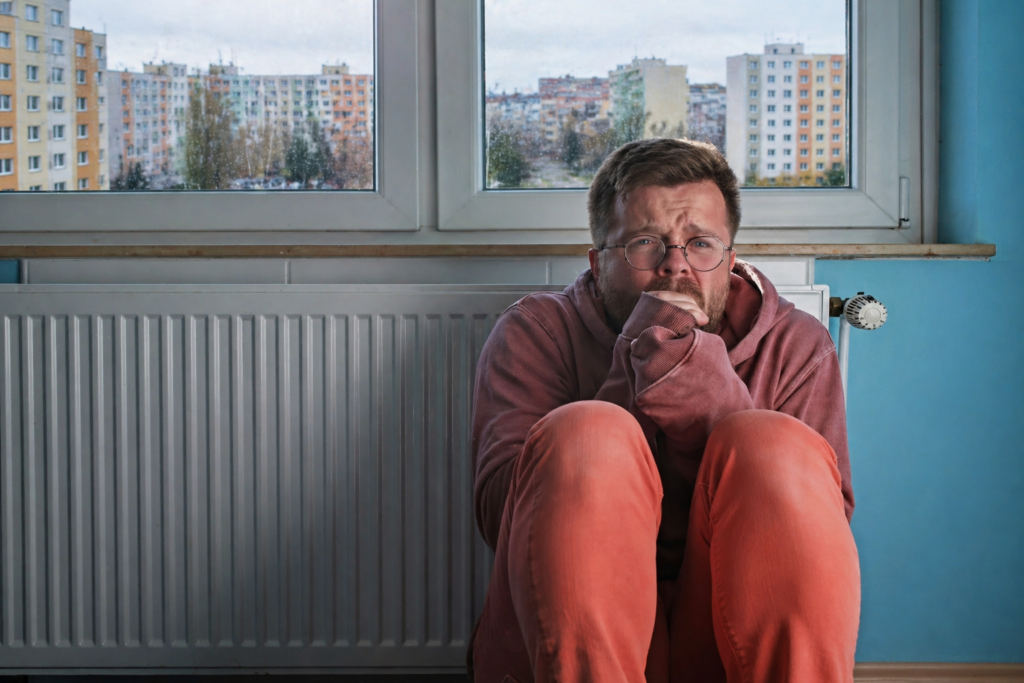Muž u studeného radiátoru (zdroj: Envato)