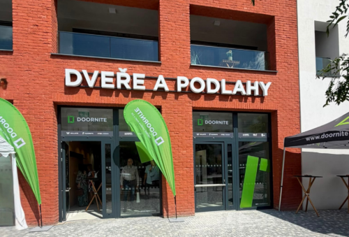 Exteriér nového showroomu DOORNITE na pražském Žižkově s označením Dveře a podlahy